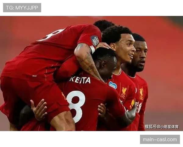 终场哨响,37岁的米尔纳与场边年轻队员逐一击掌 终场哨响,37岁的米尔纳与场边年轻队员逐一击掌